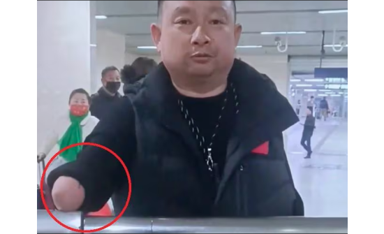 Хятадын төмөр замын компани хөгжлийн бэрхшээлтэй иргэнээс уучлал гуйв