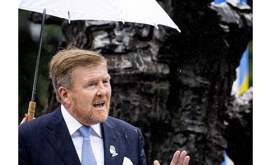 Нидерландын хаан уучлал гуйв