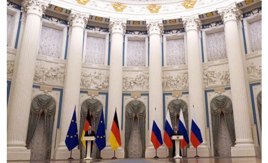 В.Путин Германы канцлертэй утсаар ярихдаа германаар ярьдаг
