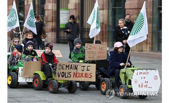 Бяцхан фермерүүд жагсаал хийв