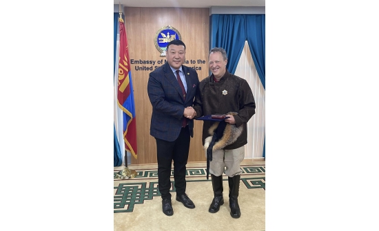 Монголд элэгтэй Америкийн банкирыг "Алтан гадас" одонгоор шагналаа