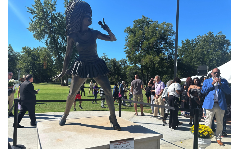 Тина Төрнерийн хөшөөг төрөлх хотод нь босголоо