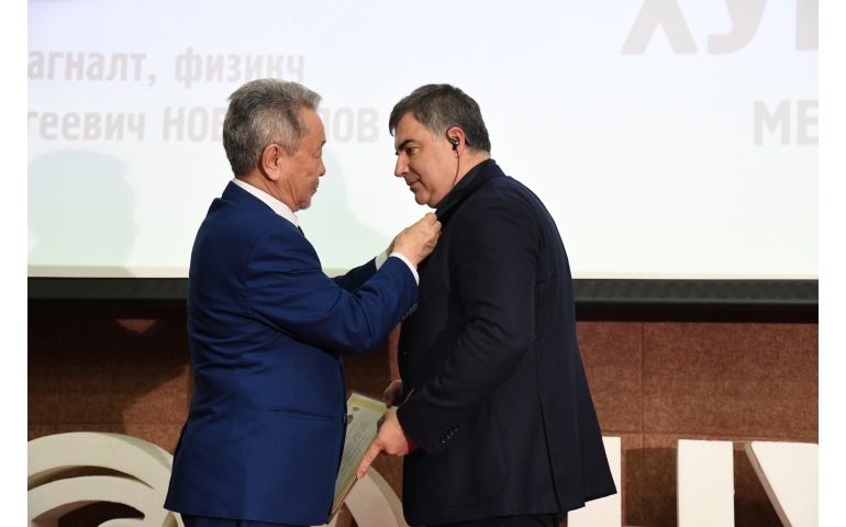 Физикийн салбарын Нобелийн шагналтныг "Хубилай хаан" медалиар шагнав