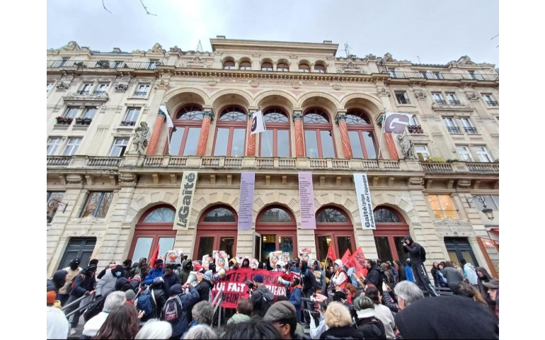 Франц: Цагаачдад найр тавьсан театр дүрвэгсдийн хуаран болжээ